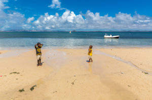 Kinder spielen am Strand, Ramena Bucht, Diego Suarez, Antsiranana, Madagaskar, Afrika Kinder spielen am Strand, Ramena Bucht, Diego Suarez, Antsiranana, Madagaskar, Afrika